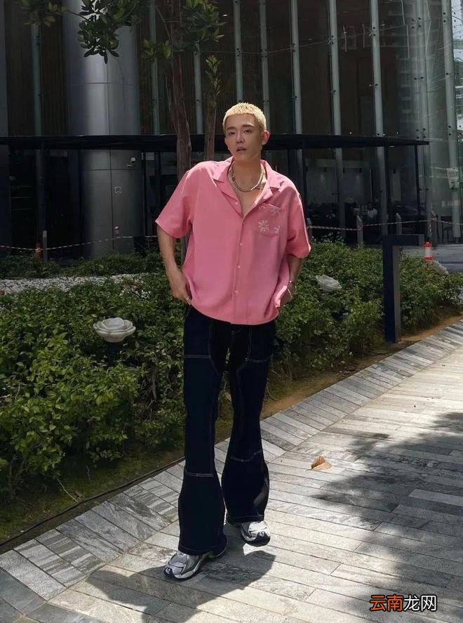 想穿彩色又不土？一秒变身「夏日氛围感男孩」