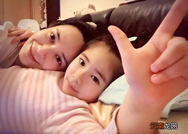 47岁郭羡妮罕晒母女合影!长发红唇太精致,澄清女儿出道拍戏传闻