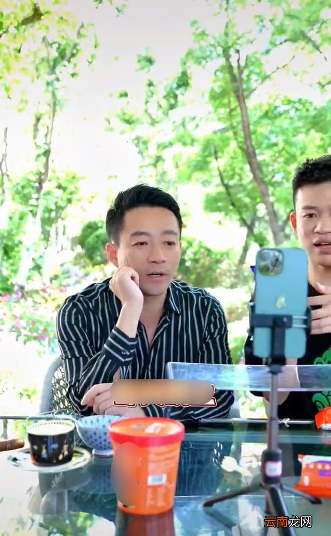 汪小菲风波后首现身直播，满脸憔悴瘦脱相，眼睛肿胀无精打采