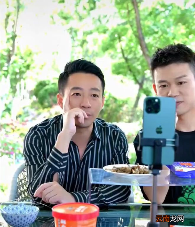 汪小菲风波后首现身直播，满脸憔悴瘦脱相，眼睛肿胀无精打采
