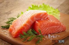三文鱼和鸡胸肉哪个热量高 三文鱼的热量高还是鸡胸肉的热量高