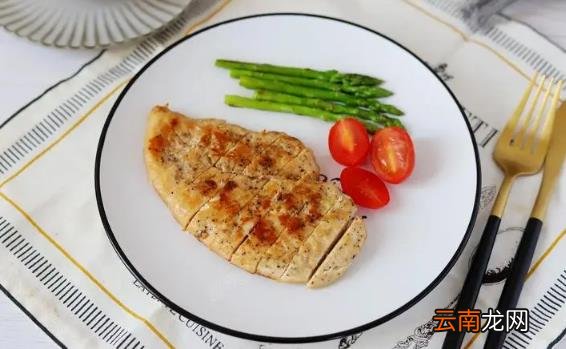 三文鱼和鸡胸肉哪个热量高 三文鱼的热量高还是鸡胸肉的热量高