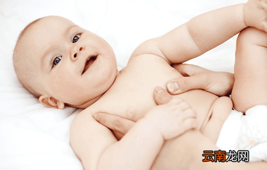 宝宝打嗝怎么缓解 饭后拍背是必要的