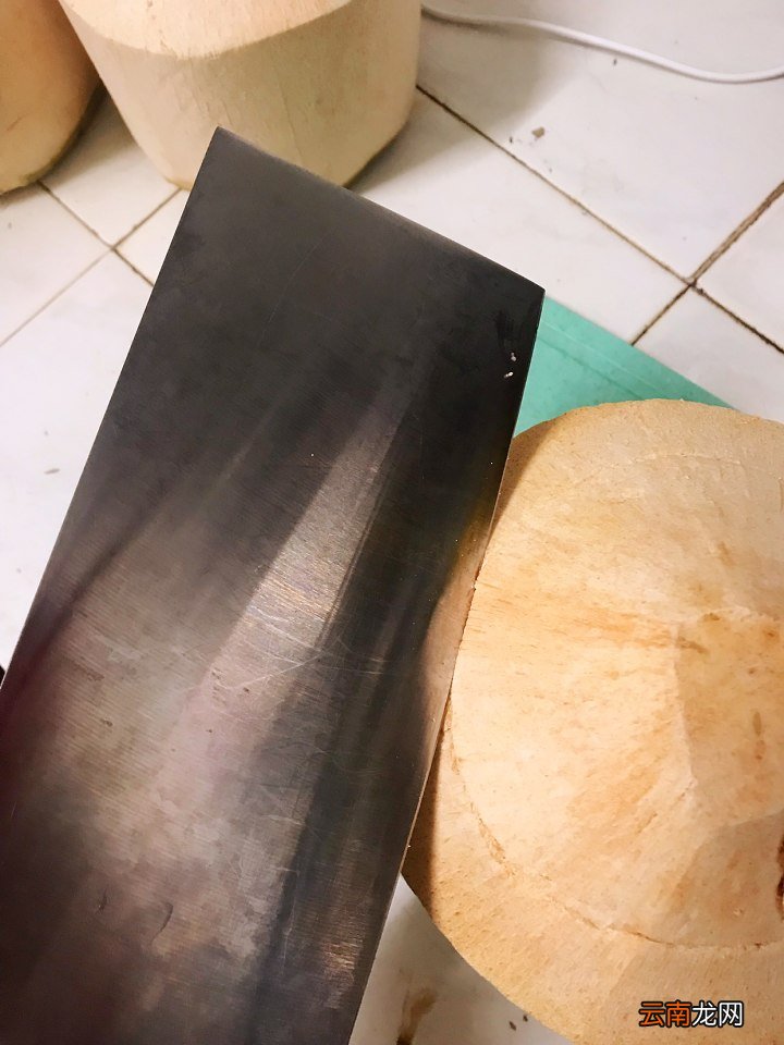 教你取出椰子肉的方法 椰子怎么打开吃椰肉
