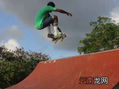 初学滑板跳跃时如何避免受伤