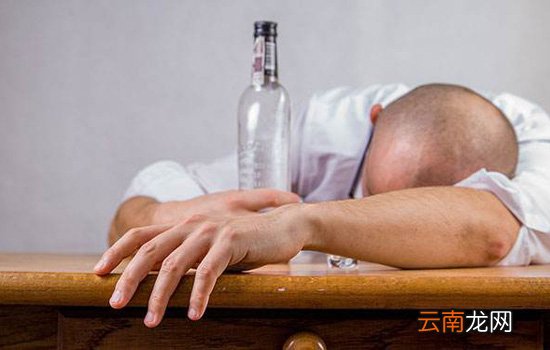 喝酒是吐好还是不吐好 醉酒难受的是想吐吐不出来