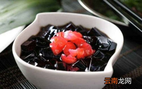 龟苓膏是用什么做成的
