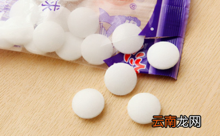 樟脑丸柜子里放几个-一个房间放多少个樟脑丸没有危害