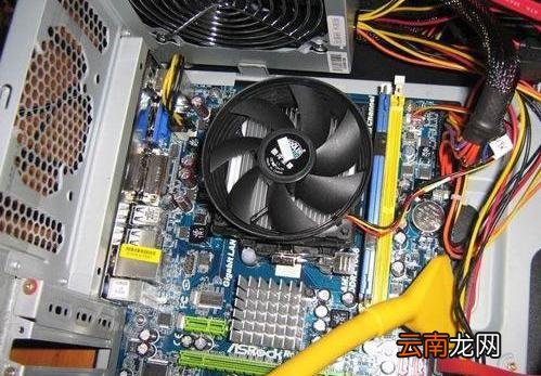 电脑时不时黑屏解决方法 电脑显示器突然黑屏是什么原因