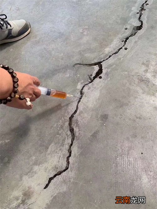水泥地面裂缝用什么材料修补