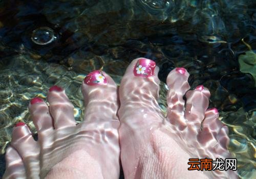 脚趾甲发灰白怎么回事 脚趾甲发白是灰指甲吗