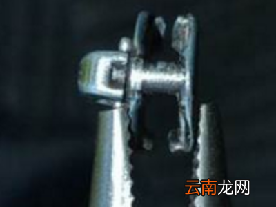 拉链拉起来中间就开了怎么修