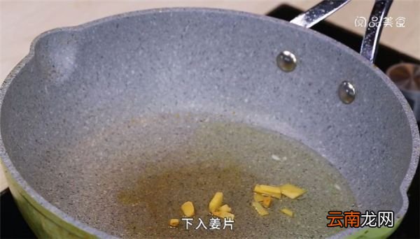 鱼丸炒蘑菇土豆萝卜汤怎么做 鱼丸炒蘑菇土豆萝卜汤 的做法