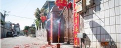 瓷砖上贴的对联纸要怎么清洗 瓷砖上的对联撕不干净怎么弄