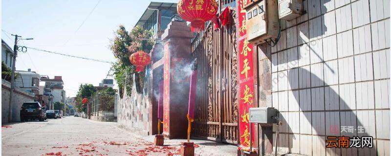 瓷砖上贴的对联纸要怎么清洗 瓷砖上的对联撕不干净怎么弄