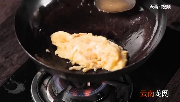 春笋叉烧肉炒蛋怎么做 春笋叉烧肉炒蛋咋做
