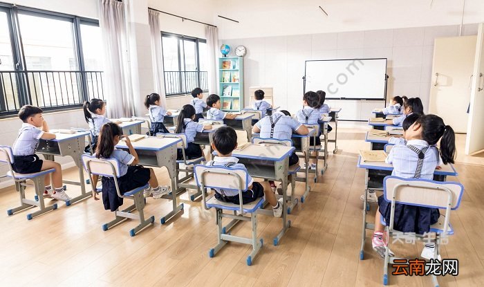 一学期是一年吗 学校指的一学期是多久