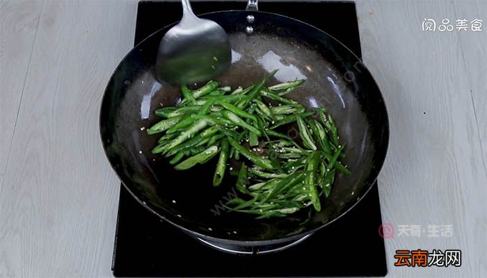 尖椒毛豆炒肉丝的做法 如何做尖椒毛豆炒肉丝