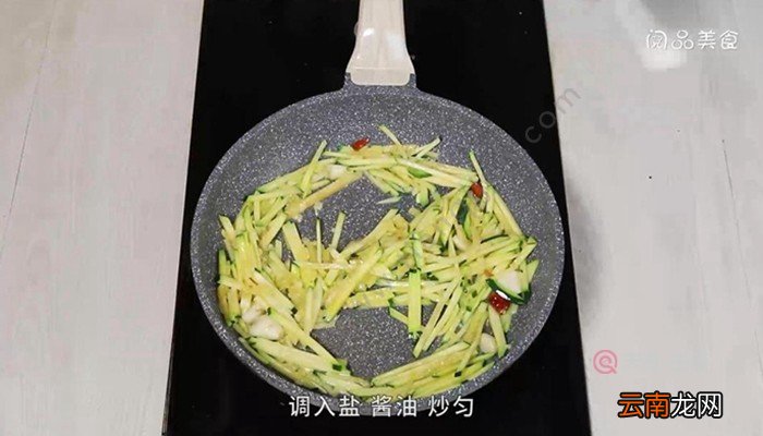嫩南瓜炒麻花的做法 嫩南瓜炒麻花怎么做