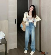 牛仔裤搭配什么上衣好看女 牛仔裤搭配什么样的上衣女