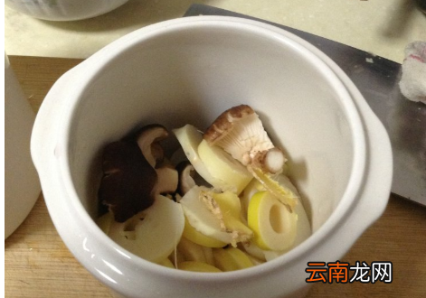 花胶炖香菇的做法，花胶能和香菇一起炖