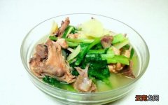 鸡架炖土豆片小白菜的家常做法